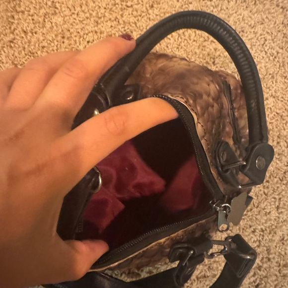 Frog-Shaped Handbag with Black Strap - Picture 4 of 4